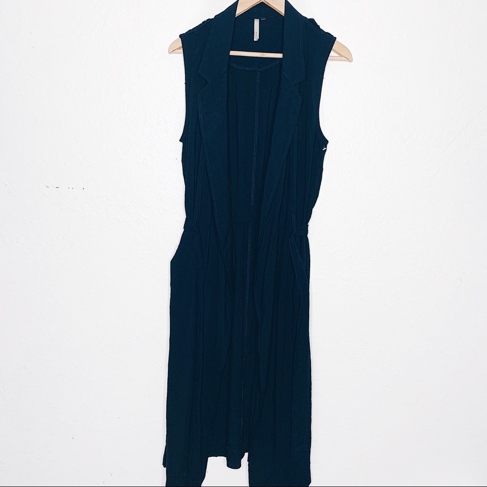 Black sleeveless trench coat